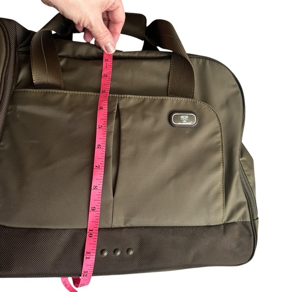 Tumi Tech travel duffle bag with adjustable strap and zipper closure. Carry on - Picture 13 of 16